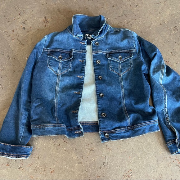 Jean jacket ( stretchy fabric) - Picture 1 of 3